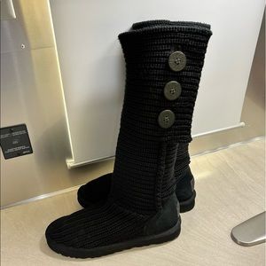 UGG Classic Cardy in Black, Size 7